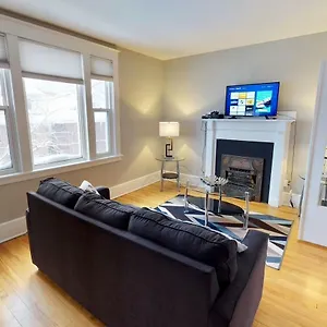  Apartment Bright, Clean, Private. In The Heart Of Downtown! Parking, Wi-fi And Netflix Included